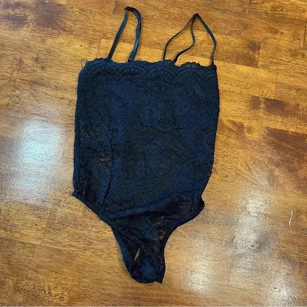 Pretty Little Thing Black lace cami bodysuit size 4